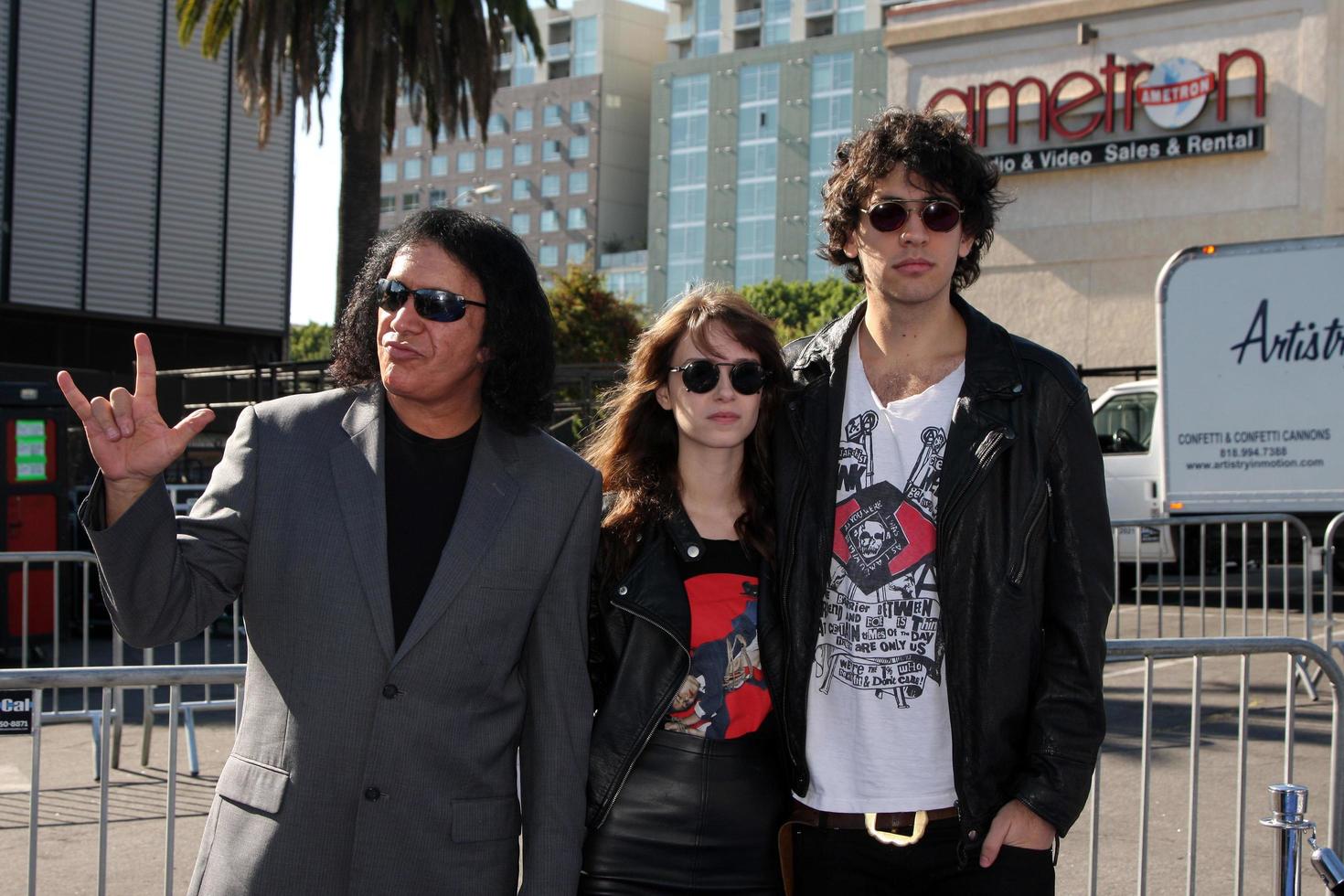 los angeles, 14 de agosto - gene simmons alex esso nick simmons llegando a los premios vh1 do something 2011 en hollywood palladium el 14 de agosto de 2011 en los angeles, ca foto