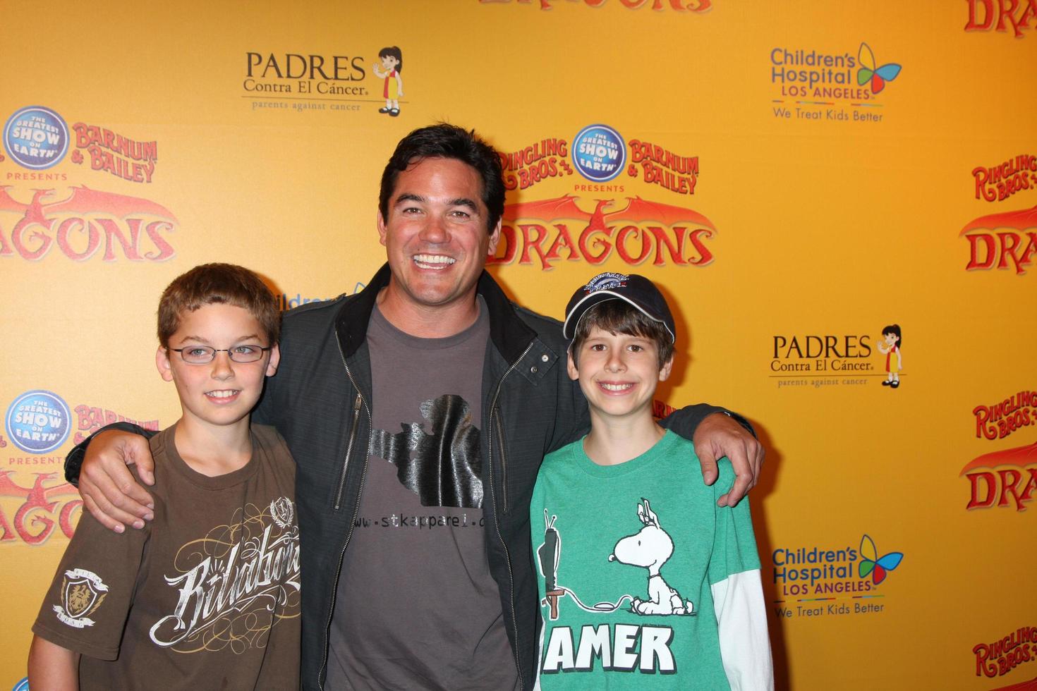 los angeles, 12 de julio - dean cain y su hijo en marrón, amigo verde llega a los dragones presentados por ringling bros y barnum y bailey circus en el centro de grapas el 12 de julio de 2012 en los angeles, ca foto