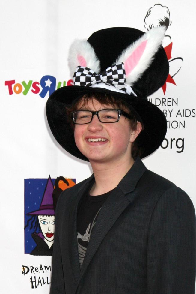 los angeles, 30 de octubre - angus t jones llega al 17º sueño anual de halloween en beneficio de caaf en barker hanger el 30 de octubre de 2010 en santa monica, ca foto