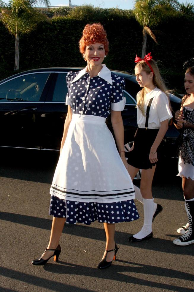 los angeles, 30 de octubre - lisa rinna llega al 17º sueño anual de halloween en beneficio de caaf en barker hanger el 30 de octubre de 2010 en santa monica, ca foto