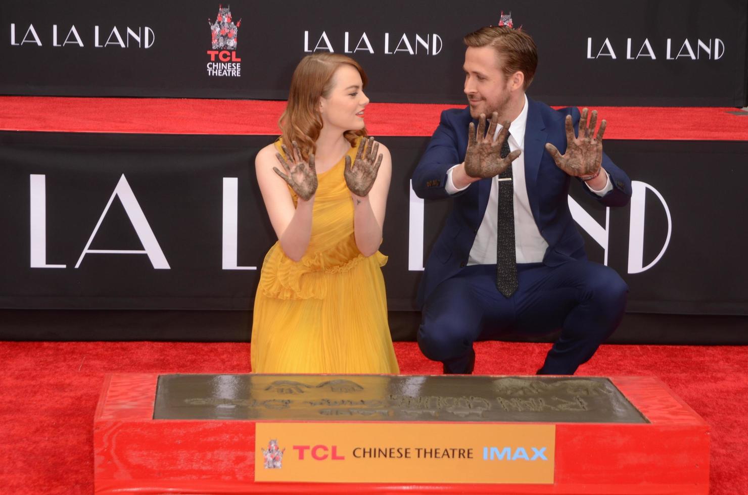 los angeles, 7 de diciembre - emma stone, ryan gosling en la ceremonia de impresión de manos y pies de emma stone y ryan gosling en el teatro chino tcl el 7 de diciembre de 2016 en los angeles, ca foto