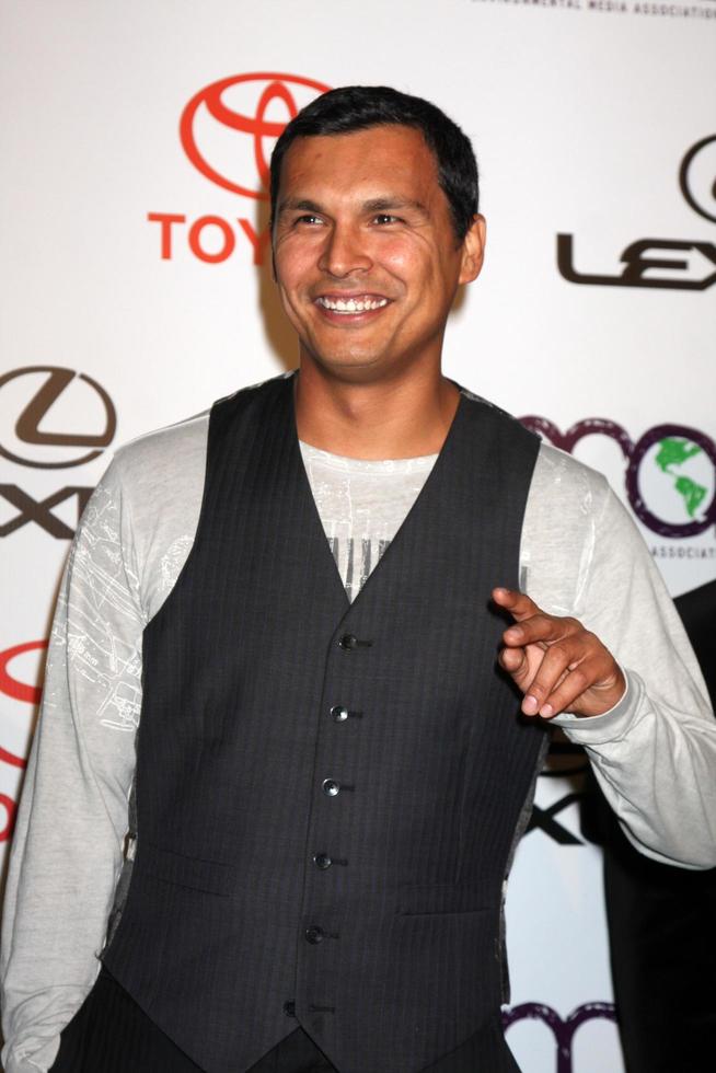 los angeles, 16 de octubre - adam beach llega a los premios de medios ambientales 2010 en los estudios warner brothers el 16 de octubre de 2010 en burbank, ca foto