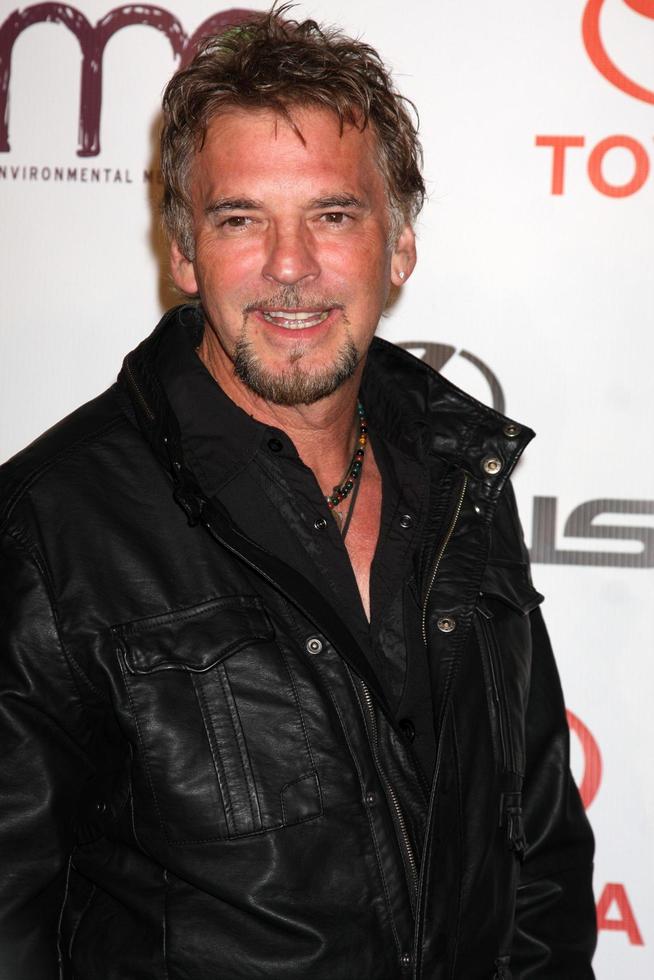 los angeles, 16 de octubre - kenny loggins llega a los premios de medios ambientales 2010 en los estudios warner brothers el 16 de octubre de 2010 en burbank, ca foto