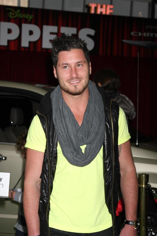 los angeles, 12 de noviembre - valentin chmerkovskiy llega al estreno mundial de los muppets en el capitan theater el 12 de noviembre de 2011 en los angeles, ca foto