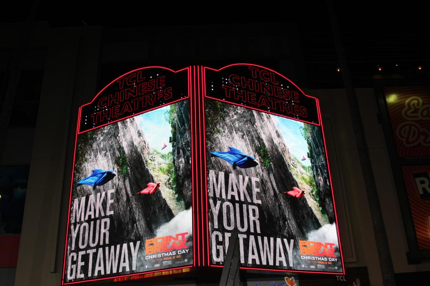 los angeles, 15 de diciembre - carteles digitales atmopshere en el estreno de point break en el teatro chino tcl el 15 de diciembre de 2015 en los angeles, ca foto