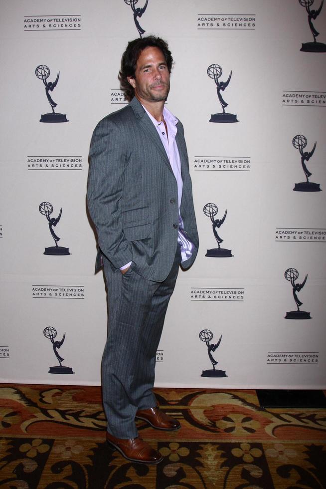 los angeles, jun 13 - shawn christian llega a la recepcion diurna de los nominados a los emmy presentada por atas en el montaje beverly hills el 13 de junio de 2013 en beverly hills, ca foto