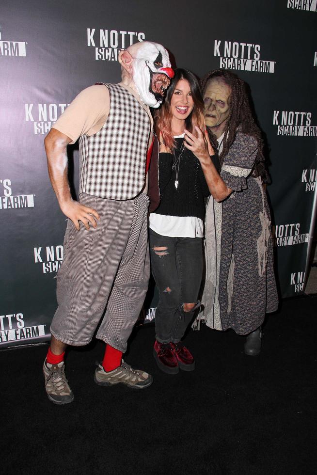 los angeles, 3 de octubre - shenae grimes en la apertura vip de la celebridad de la granja de miedo de knott en la granja de bayas de knott el 3 de octubre de 2014 en buen park, ca foto