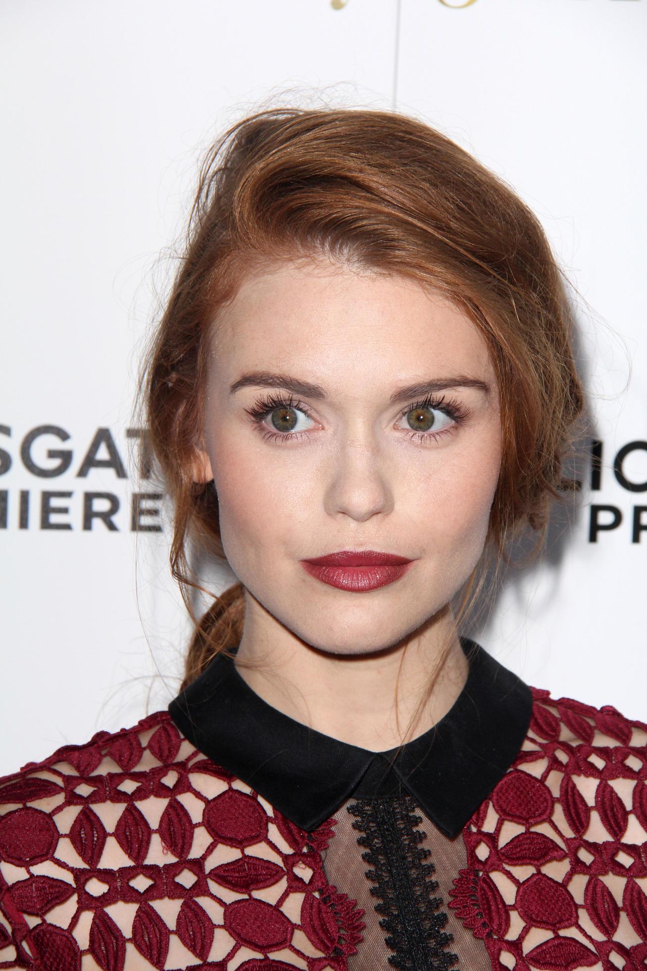 LOS ANGELES, AUG 19 - Holland Roden at the She s Funny That Way Red