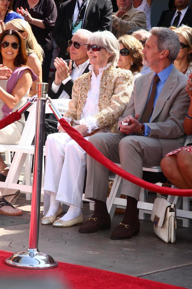 los angeles, 27 de abril - shirlee fonda en la ceremonia para instalar huellas de manos y huellas de jane fonda en cemento en el teatro chino el 27 de abril de 2013 en los angeles, ca foto