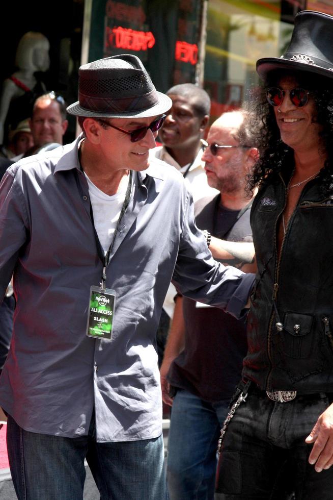 los angeles, 9 de julio - charlie sheen, slash en la ceremonia del paseo de la fama de hollywood para slash en hard rock cafe en hollywood y highland el 9 de julio de 2012 en los angeles, ca foto