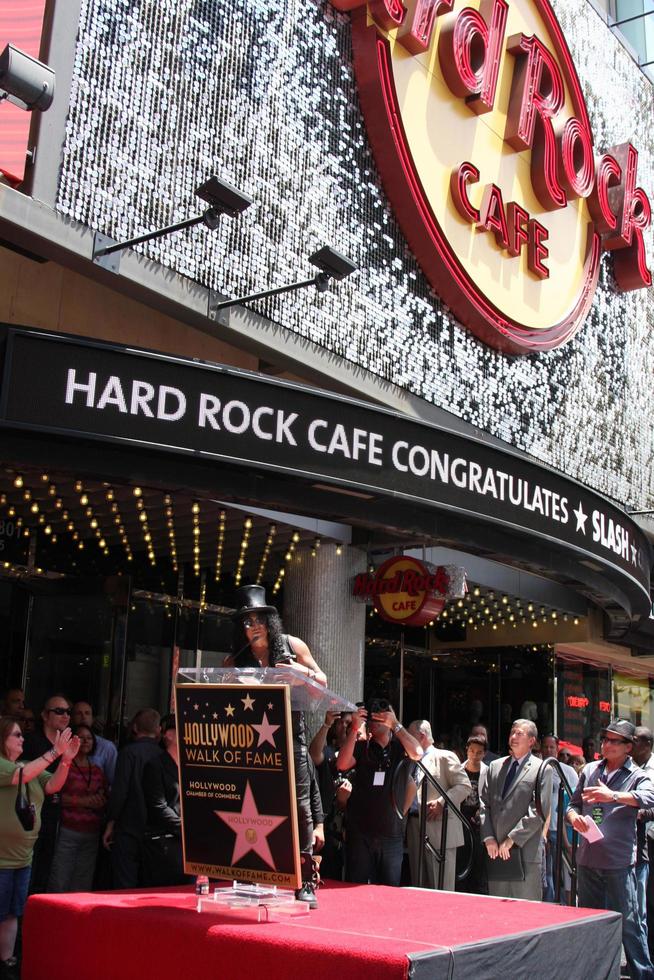 los angeles, 9 de julio - slash en la ceremonia del paseo de la fama de hollywood para slash en hard rock cafe en hollywood y highland el 9 de julio de 2012 en los angeles, ca foto