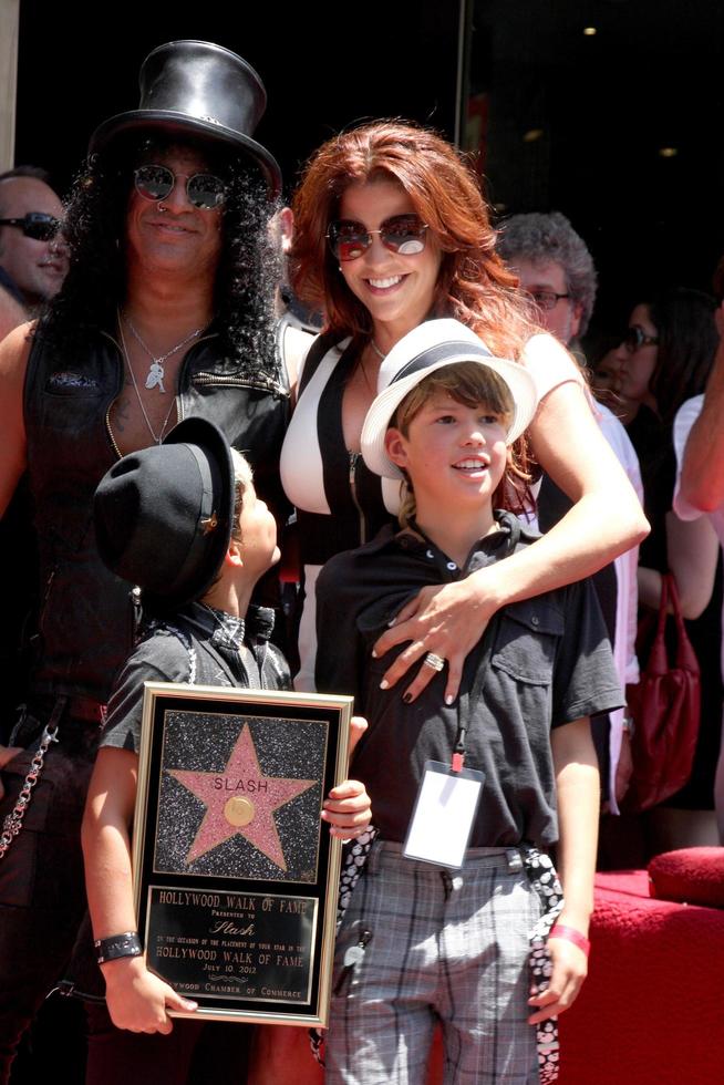 los angeles, 9 de julio - slash, esposa perla y dos hijos en la ceremonia del paseo de la fama de hollywood para slash en hard rock cafe en hollywood y highland el 9 de julio de 2012 en los angeles, ca foto