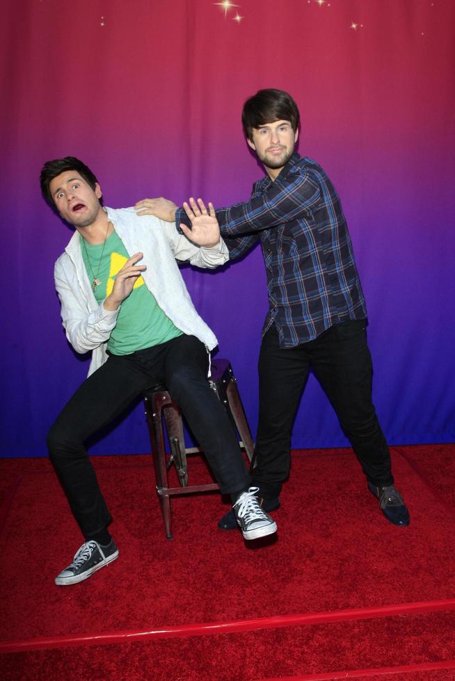 los angeles, 22 de julio - anthony padilla, ian hecox, figuras de cera en el smosh - el estreno de la película en el teatro del pueblo el 22 de julio de 2015 en westwood, ca foto