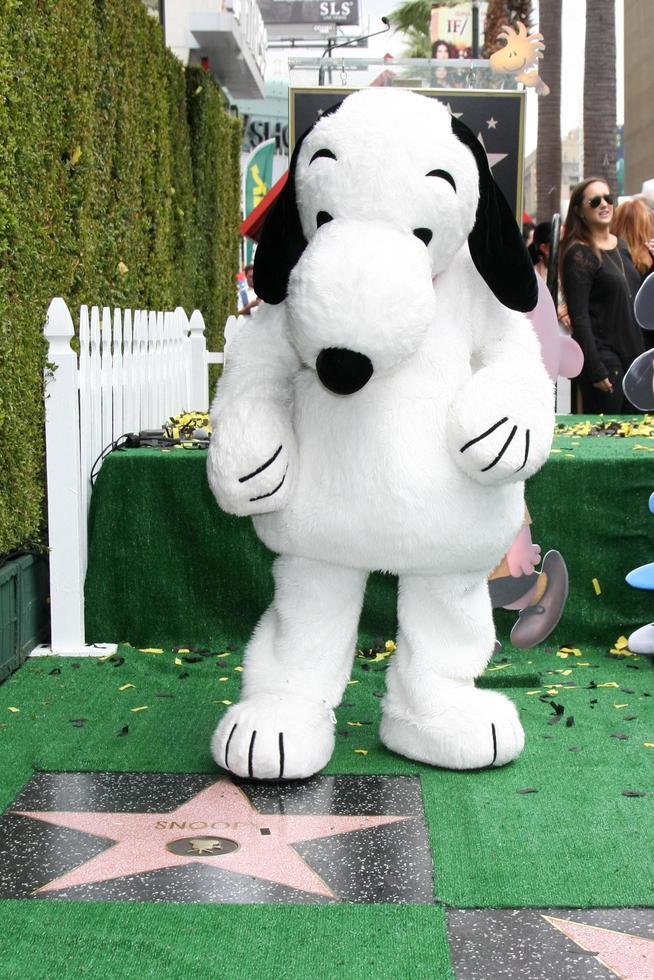 los angeles, 2 de noviembre - snoopy en la ceremonia del paseo de la fama de hollywood de snoopy en el paseo de la fama de hollywood el 2 de noviembre de 2015 en los angeles, ca foto