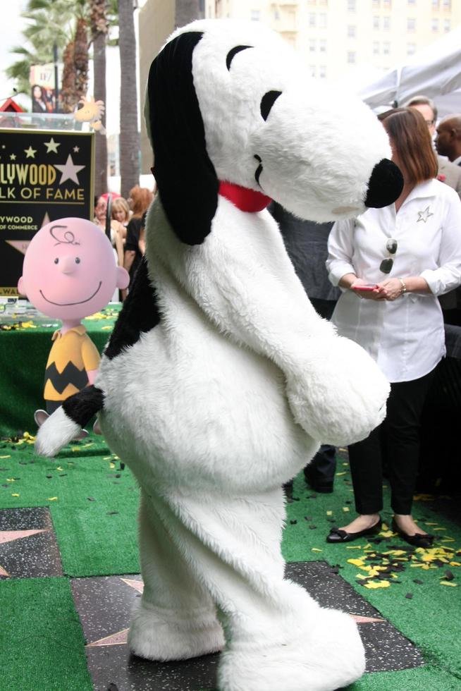 los angeles, 2 de noviembre - snoopy en la ceremonia del paseo de la fama de hollywood de snoopy en el paseo de la fama de hollywood el 2 de noviembre de 2015 en los angeles, ca foto