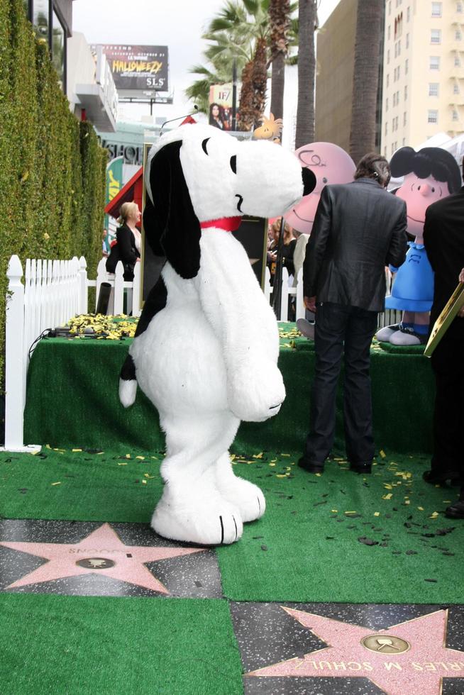 los angeles, 2 de noviembre - snoopy en la ceremonia del paseo de la fama de hollywood de snoopy en el paseo de la fama de hollywood el 2 de noviembre de 2015 en los angeles, ca foto