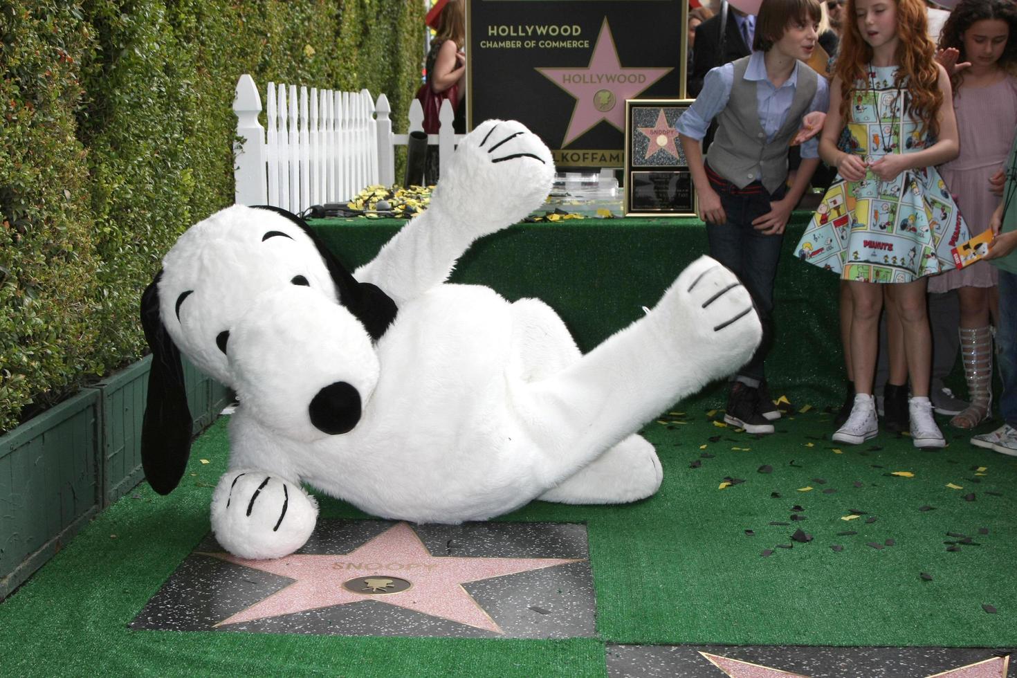 los angeles, 2 de noviembre - snoopy en la ceremonia del paseo de la fama de hollywood de snoopy en el paseo de la fama de hollywood el 2 de noviembre de 2015 en los angeles, ca foto