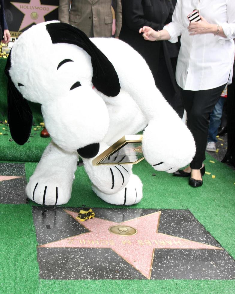 los angeles, 2 de noviembre - snoopy con la estrella wof para charles schultz en la ceremonia del paseo de la fama de hollywood de snoopy en el paseo de la fama de hollywood el 2 de noviembre de 2015 en los angeles, ca foto