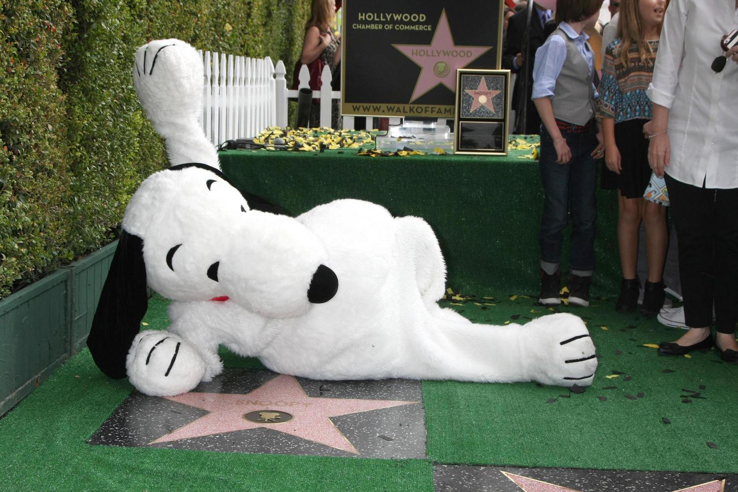 los angeles, 2 de noviembre - snoopy en la ceremonia del paseo de la fama de hollywood de snoopy en el paseo de la fama de hollywood el 2 de noviembre de 2015 en los angeles, ca foto