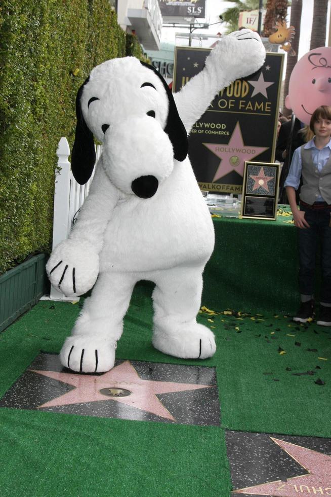 los angeles, 2 de noviembre - snoopy en la ceremonia del paseo de la fama de hollywood de snoopy en el paseo de la fama de hollywood el 2 de noviembre de 2015 en los angeles, ca foto