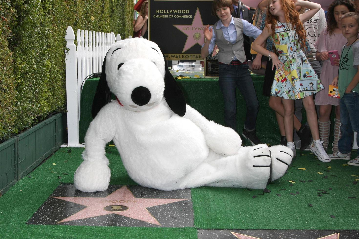 los angeles, 2 de noviembre - snoopy en la ceremonia del paseo de la fama de hollywood de snoopy en el paseo de la fama de hollywood el 2 de noviembre de 2015 en los angeles, ca foto