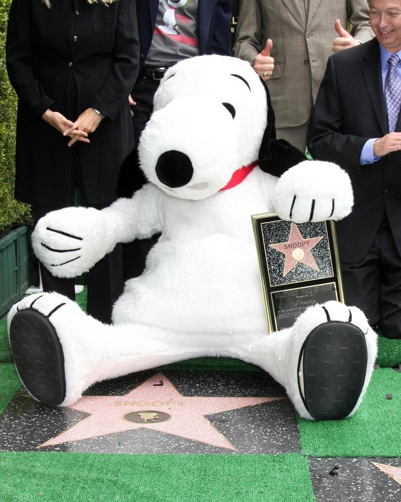 los angeles, 2 de noviembre - snoopy en la ceremonia del paseo de la fama de hollywood de snoopy en el paseo de la fama de hollywood el 2 de noviembre de 2015 en los angeles, ca foto