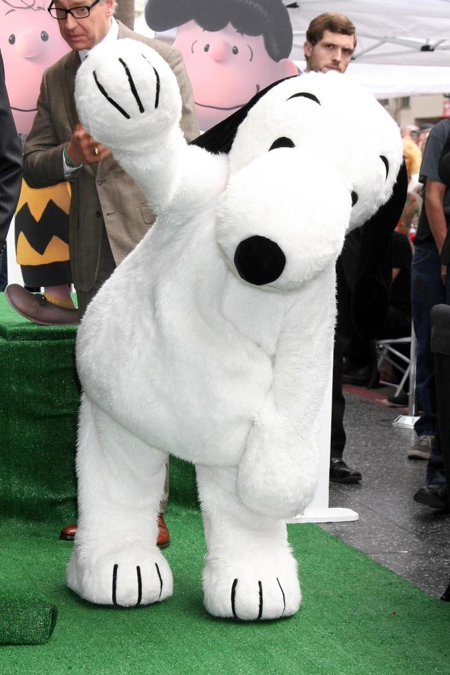 los angeles, 2 de noviembre - snoopy en la ceremonia del paseo de la fama de hollywood de snoopy en el paseo de la fama de hollywood el 2 de noviembre de 2015 en los angeles, ca foto