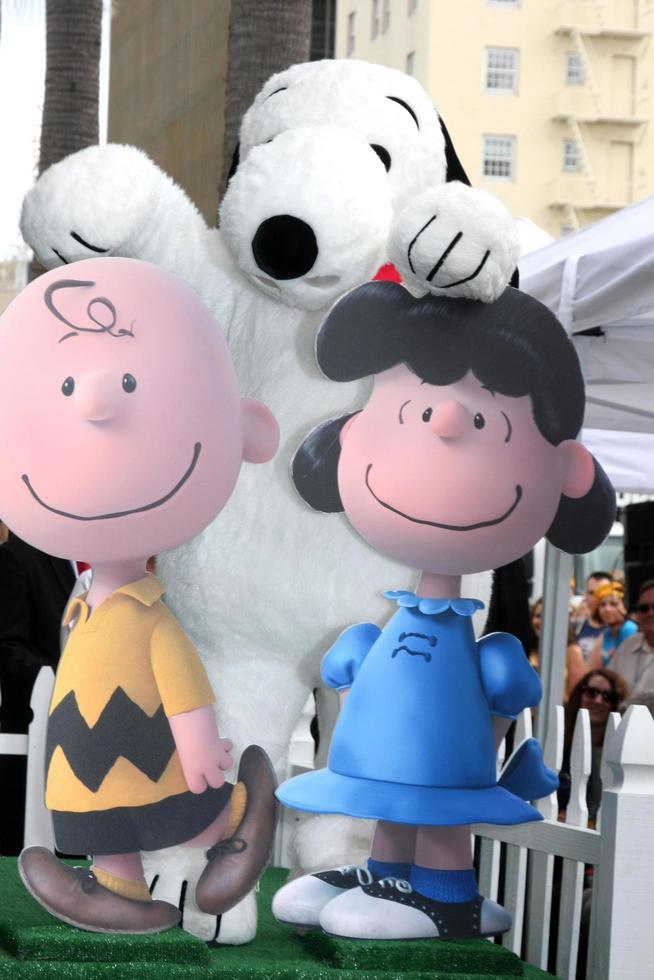 los angeles, 2 de noviembre - charlie brown, snoopy, lucy en la ceremonia del paseo de la fama de hollywood de snoopy en el paseo de la fama de hollywood el 2 de noviembre de 2015 en los angeles, ca foto