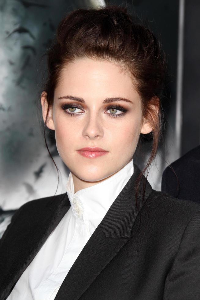 los angeles, 29 de mayo - kristen stewart llega a la proyección de snow white and the huntsman los angeles en el teatro del pueblo el 29 de mayo de 2012 en westwood, ca foto