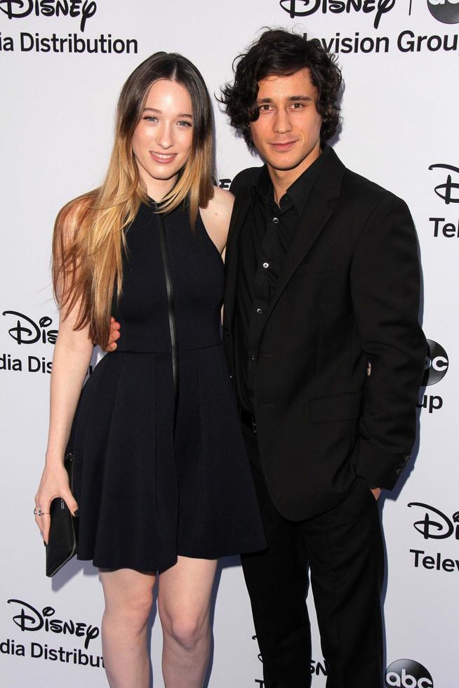 los angeles, 19 de mayo - sophie lowe, peter gadiot en los upfronts internacionales de disney media networks en walt disney studios el 19 de mayo de 2013 en burbank, ca foto