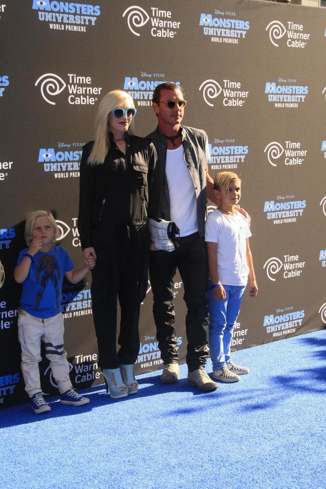 los angeles, jun 17 - zuma rossdale, gwen stefani, kingston rossdale, gavin rossdale en el estreno de monsters university en el capitan theater el 17 de junio de 2013 en los angeles, ca foto