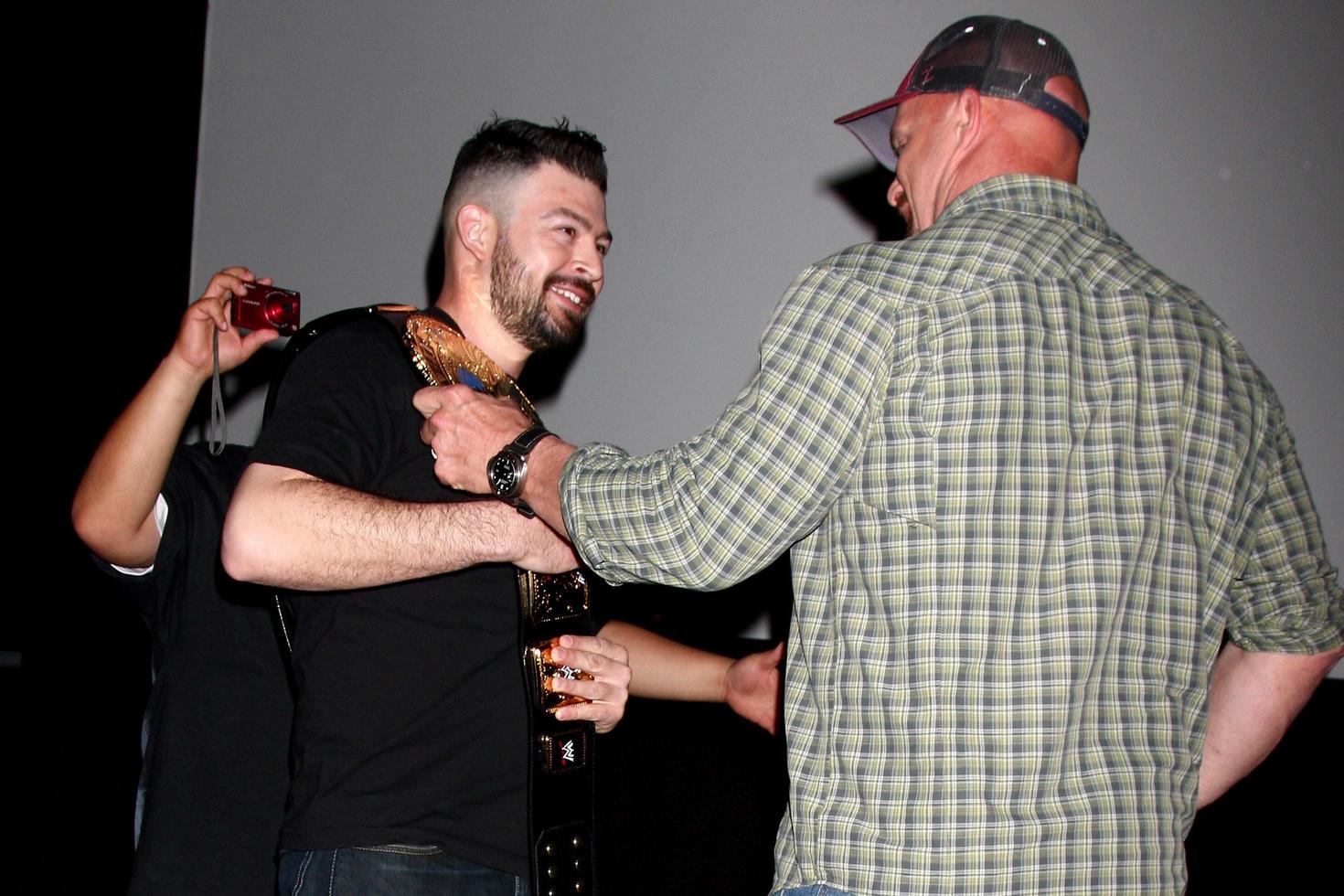 los angeles, 15 de febrero - steve austin saludando a un fan en un q especial y una proyección del paquete en los teatros laemmle noho 7 el 15 de febrero de 2013 en north hollywood, ca foto