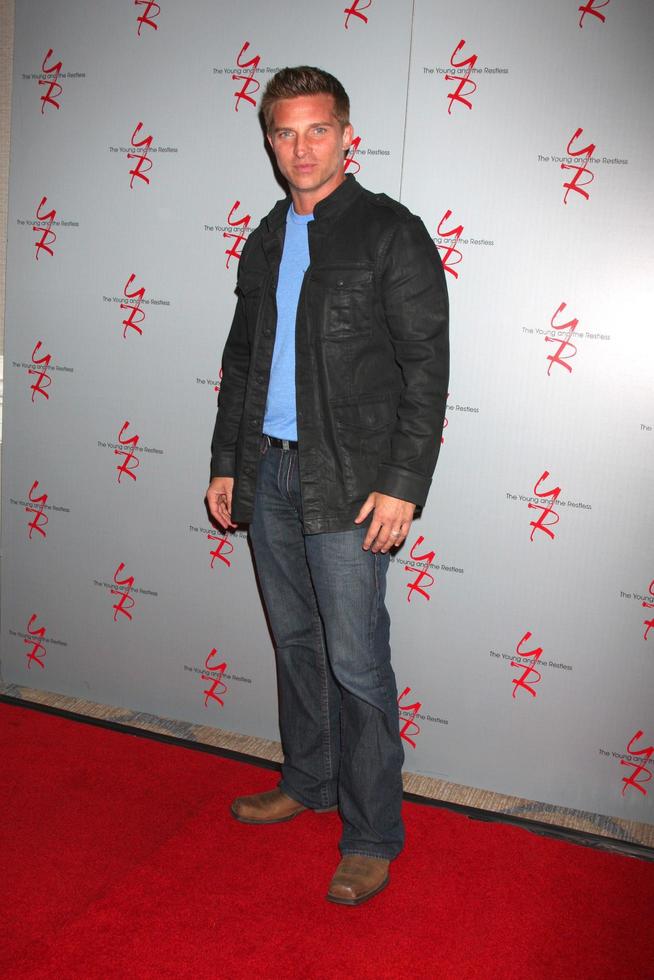 los angeles, 24 de agosto - steve burton en la cena del club de fans joven e inquieto en el hotel universal sheraton el 24 de agosto de 2013 en los angeles, ca foto