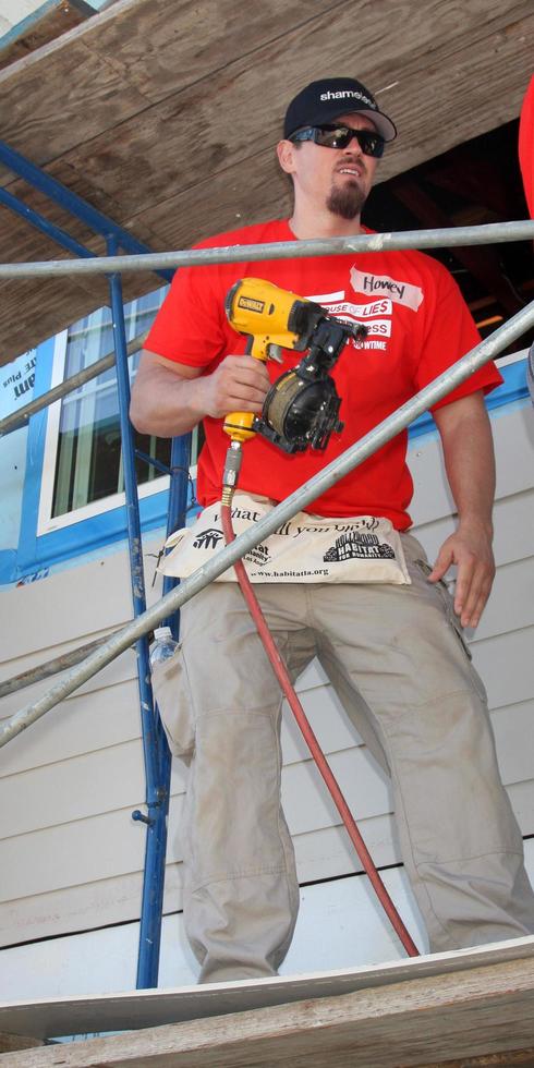 los angeles, 25 de octubre - steve howey en el hábitat para la humanidad construido por la casa de las mentiras y desvergonzados de showtime en magnolia blvd el 25 de octubre de 2014 en lynwood, ca foto