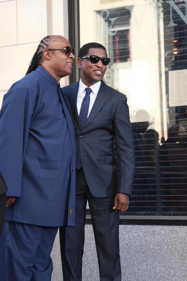 los angeles, 10 de octubre - stevie wonder, kenny babyface edmonds en la ceremonia de la estrella del paseo de la fama de kenny babyface edmonds hollywood en hollywood boulevard el 10 de octubre de 2013 en los angeles, ca foto