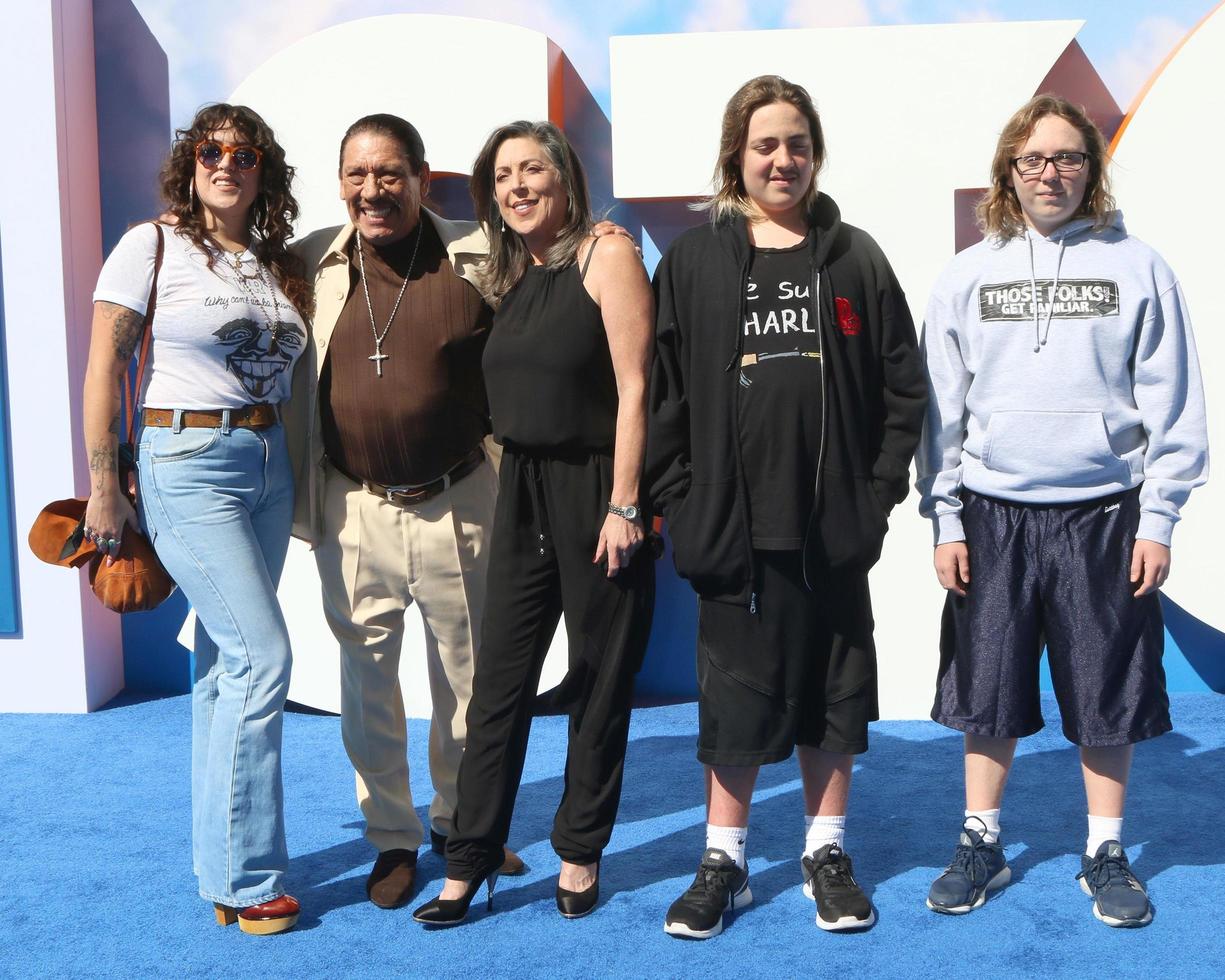 los angeles, 17 de septiembre - danny trejo, familia en el estreno de cigüeñas en el teatro del pueblo el 17 de septiembre de 2016 en westwood, ca foto