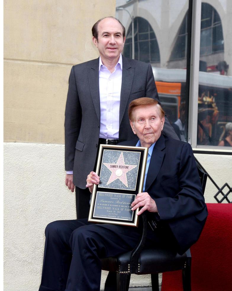 los angeles, 13 de febrero - philippe dauman, sumner redstone en la ceremonia de la estrella sumner redstone en el paseo de la fama de hollywood el 13 de febrero de 2012 en los angeles, ca foto