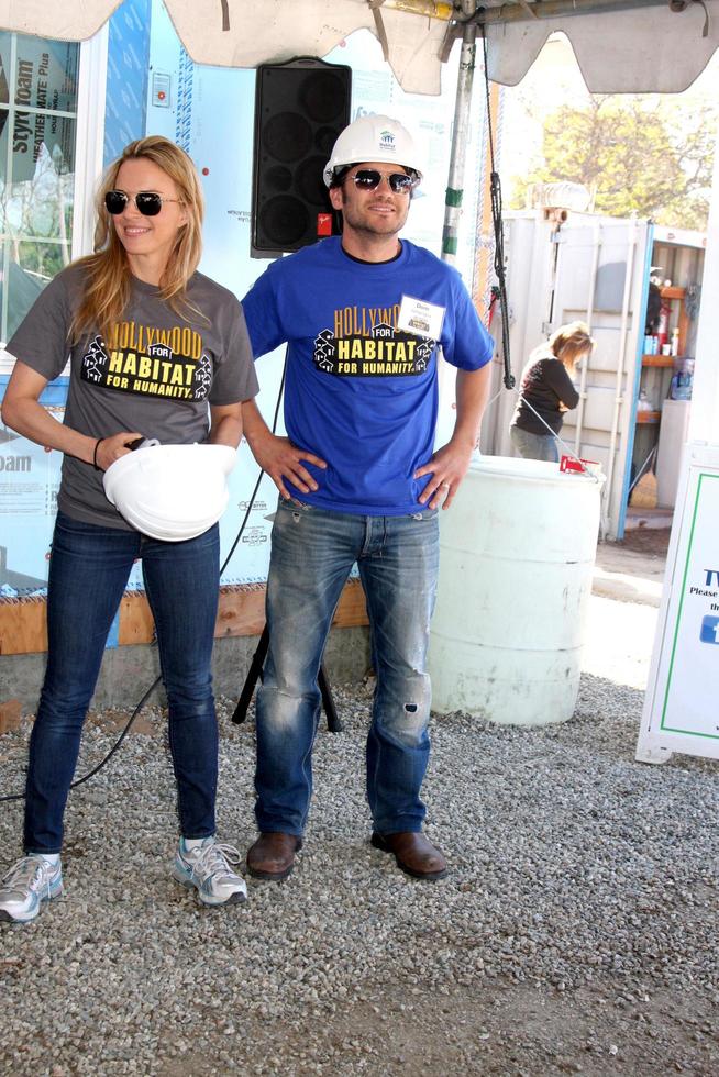 los angeles, 8 de marzo - kelly sullivan, dominic zamprogna en el quinto día anual de construcción de fanáticos del hábitat del hospital general para la humanidad en un lugar privado el 8 de marzo de 2014 en lynwood, ca foto