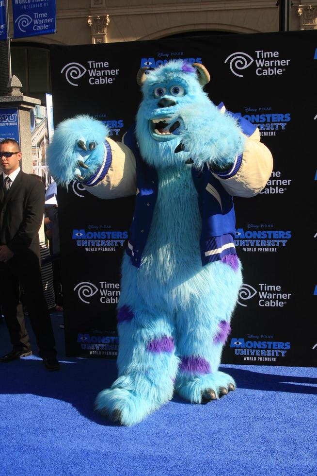 los angeles, jun 17 - sulley en el estreno de monsters university en el capitan theater el 17 de junio de 2013 en los angeles, ca foto