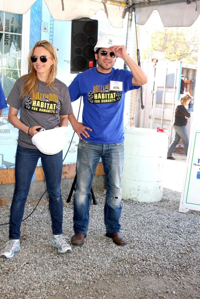 los angeles, 8 de marzo - kelly sullivan, dominic zamprogna en el quinto día anual de construcción de fanáticos del hábitat del hospital general para la humanidad en un lugar privado el 8 de marzo de 2014 en lynwood, ca foto