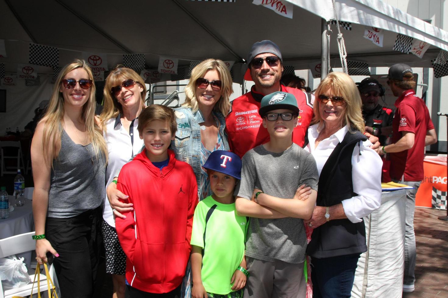 los angeles, 18 de febrero - joshua morrow, tobe morrow, hijos, mamá, suegra, hermana en la carrera toyota grand prix pro celeb en el hipódromo toyota grand prix el 18 de abril de 2015 en long beach, ca foto