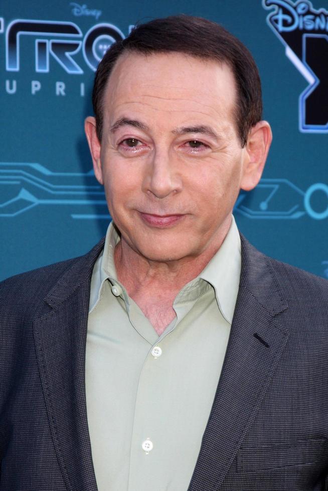 los angeles, 12 de mayo - paul reubens llega a disney xd s tron - evento de prensa de levantamiento y recepción en disneytoon studios disney television animation el 12 de mayo de 2012 en glendale, ca foto