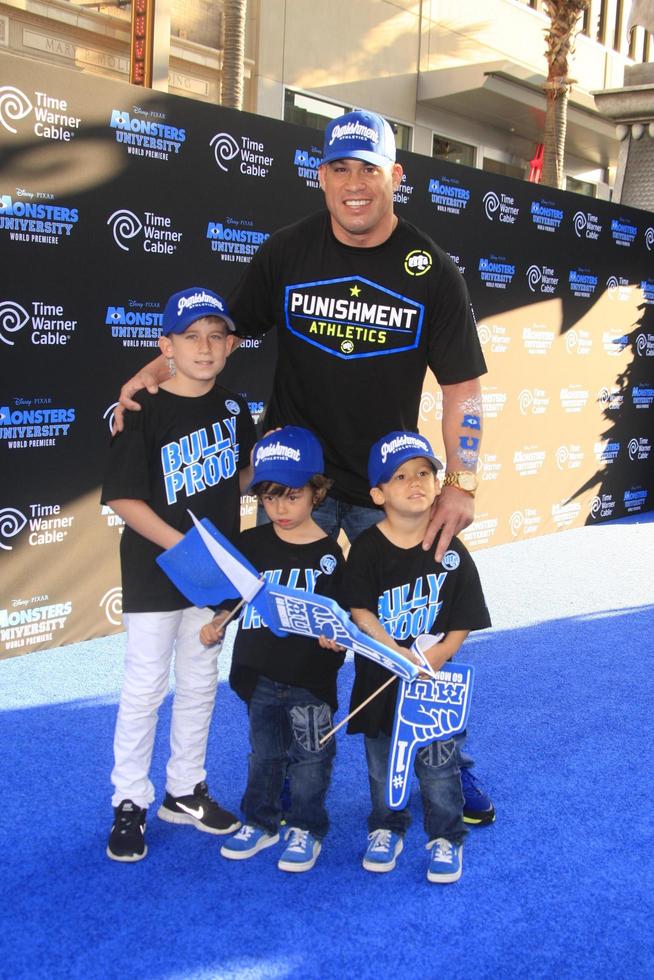 los angeles, jun 17 - tito ortiz en el estreno de monsters university en el capitan theater el 17 de junio de 2013 en los angeles, ca foto