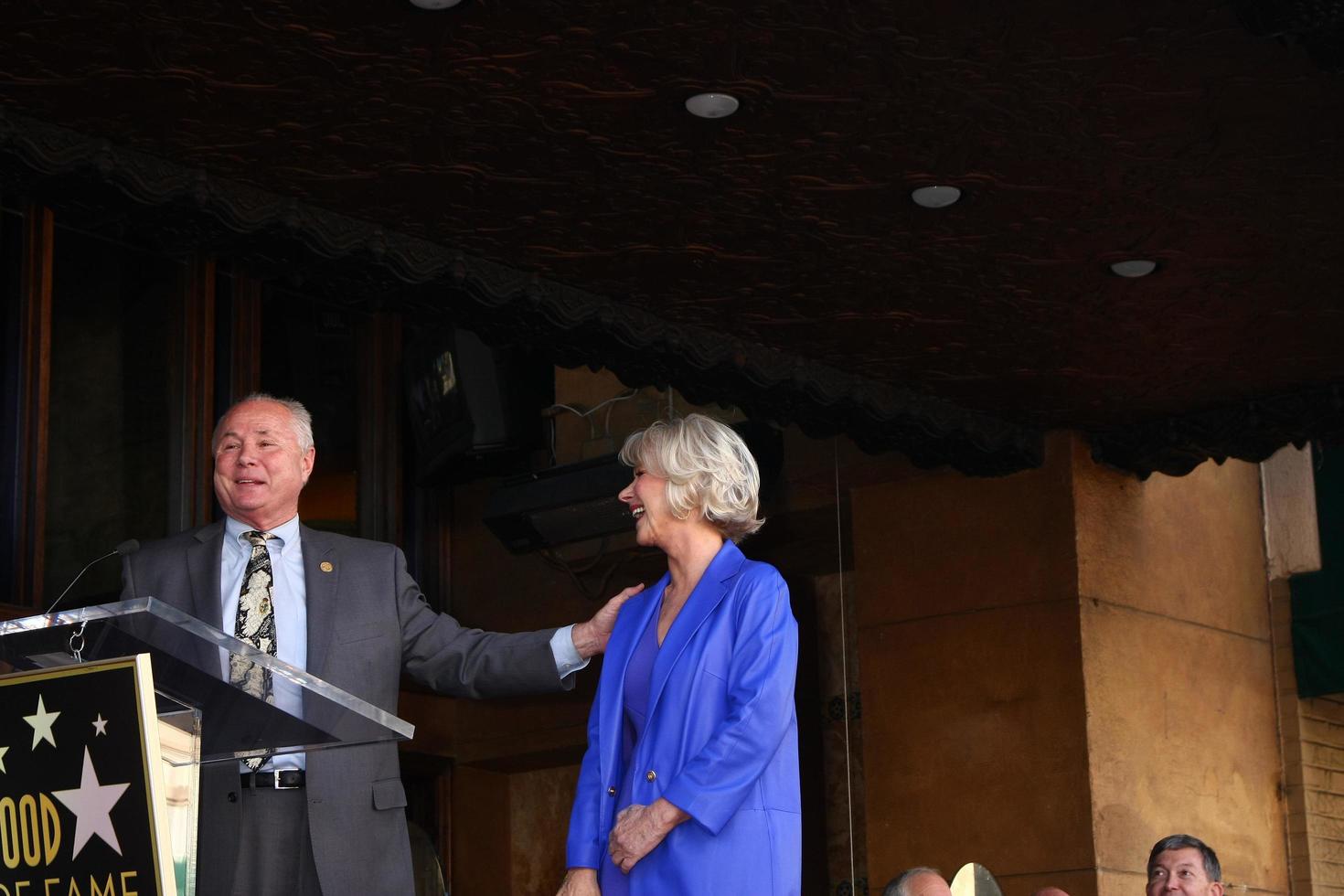 los angeles, 3 de enero - tom lebonge, helen mirren en la ceremonia de la estrella del paseo de la fama de hollywood para helen mirren en pig n Whistle el 3 de enero de 2013 en los angeles, ca foto