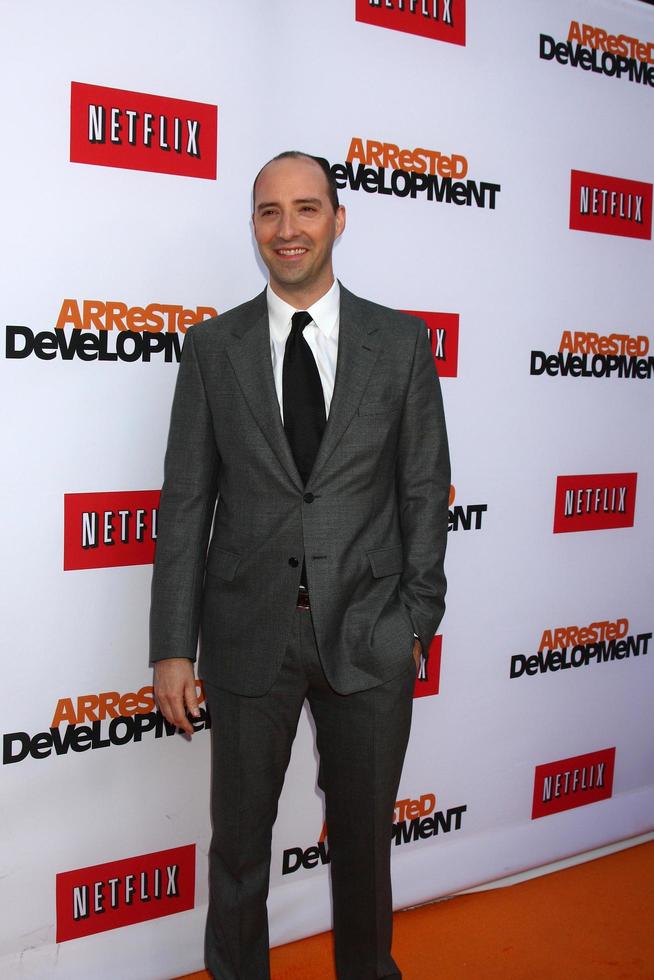 los angeles, 29 de abril - tony hale llega al desarrollo arrestado estreno de los angeles en el teatro chino el 29 de abril de 2013 en los angeles, ca foto