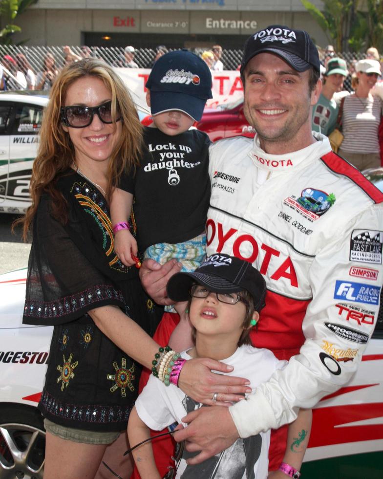 los angeles, 16 de abril - rachel marcus goddard, daniel goddard, hijos sebastian y ford en la toyota grand prix pro celeb race en toyota grand prix track el 16 de abril de 2011 en long beach, ca foto