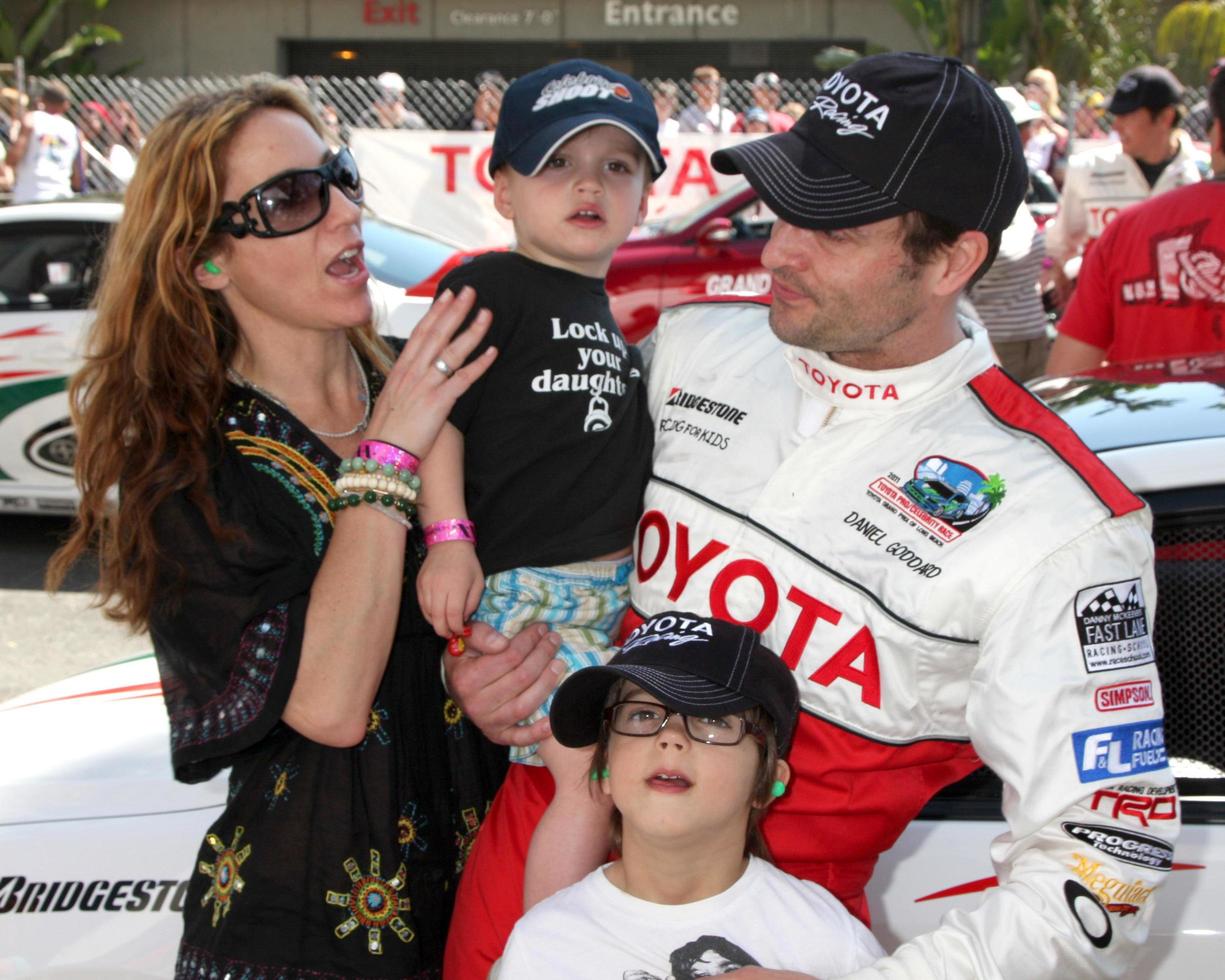 los angeles, 16 de abril - rachel marcus goddard, daniel goddard, hijos sebastian y ford en la toyota grand prix pro celeb race en toyota grand prix track el 16 de abril de 2011 en long beach, ca foto