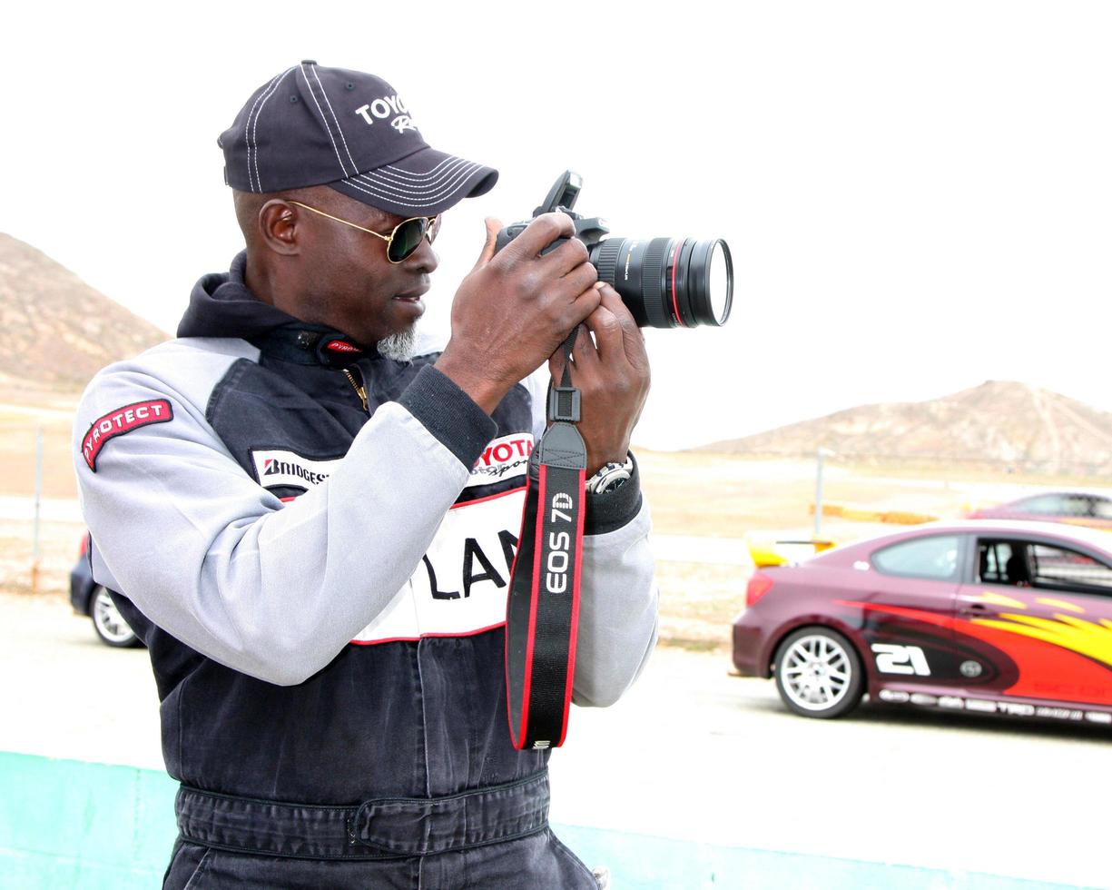 los angeles, 19 de marzo - djimon hounsou en la sesión de entrenamiento de carrera de celebridades toyota pro en willow springs speedway el 19 de marzo de 2011 en rosamond, ca foto