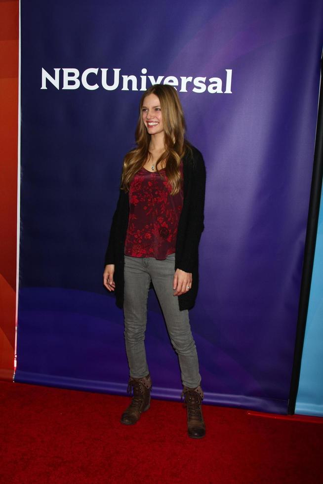 los angeles, 6 de enero - tracy spiridakos asiste a la gira de prensa de invierno nbcuniversal 2013 tca en el hotel langham huntington el 6 de enero de 2013 en pasadena, ca foto