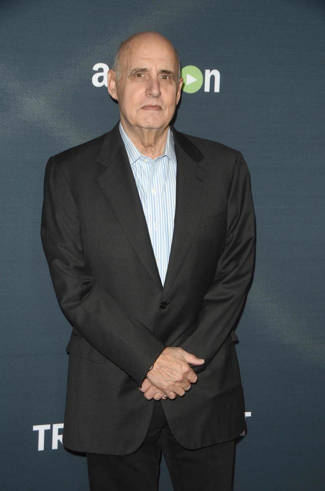 los angeles, 9 de noviembre - jeffrey tambor en el estreno de la alfombra roja de la segunda temporada transparente en el pacific design center el 9 de noviembre de 2015 en west hollywood, ca foto